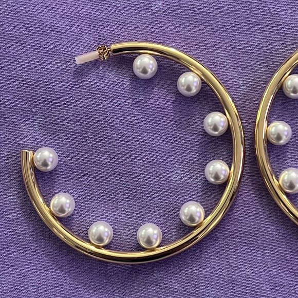 ADRIENNE HOUGHTON XIXI GOLD TONE WITH PEARLS HOOPS - Picture 2 of 3